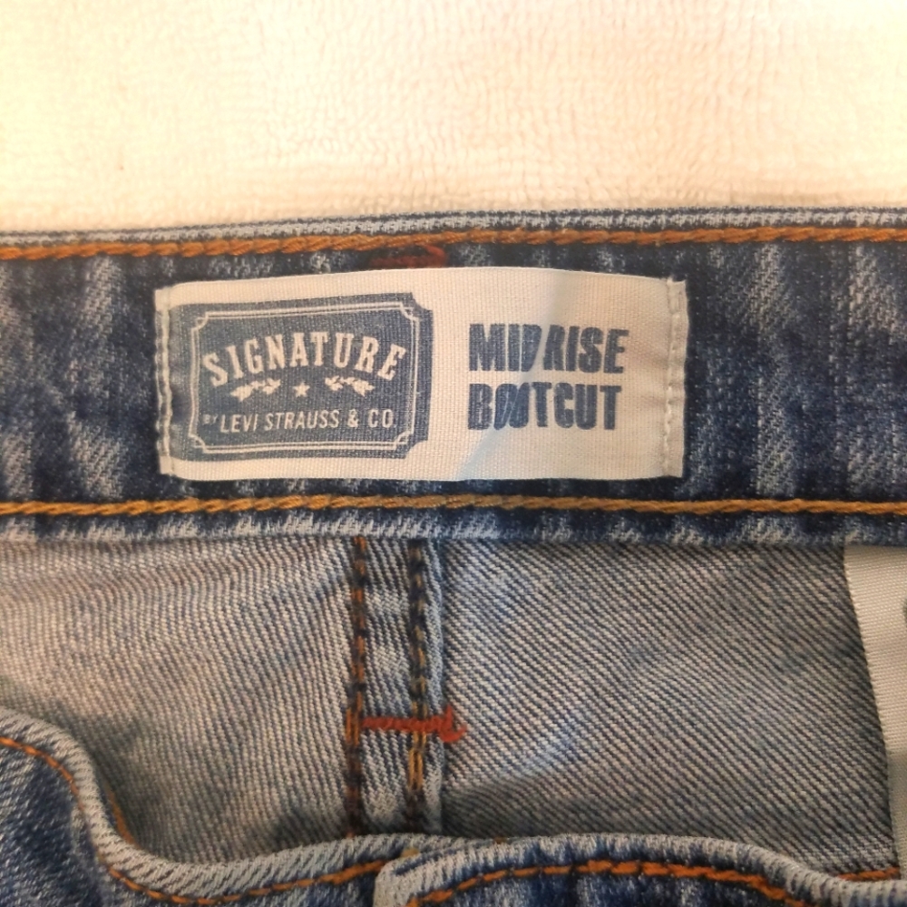 Levi's Signature Mid Rise Bootcut 14 Short - Picture 4 of 7